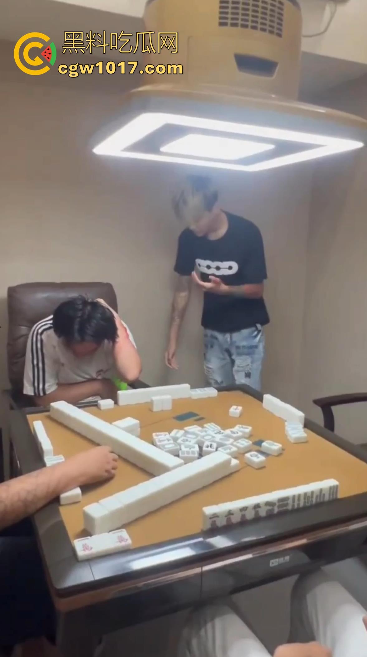 抖音热搜精神小伙1秒18拳完整视频！国服达摩申请出战，精神小伙飞身跃起暴击输出，只因怀疑牌友摸女友手！  第9张