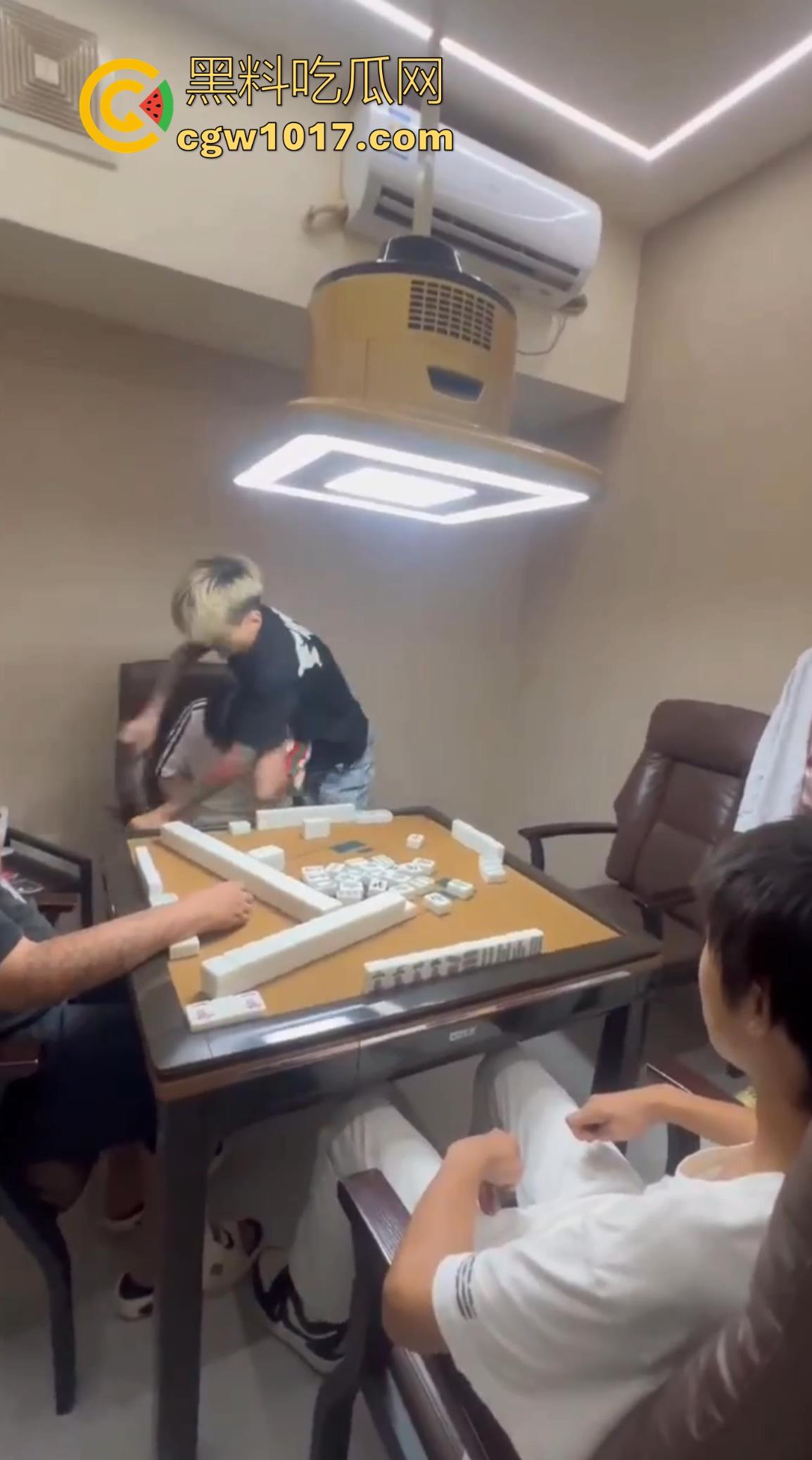 抖音热搜精神小伙1秒18拳完整视频！国服达摩申请出战，精神小伙飞身跃起暴击输出，只因怀疑牌友摸女友手！  第11张