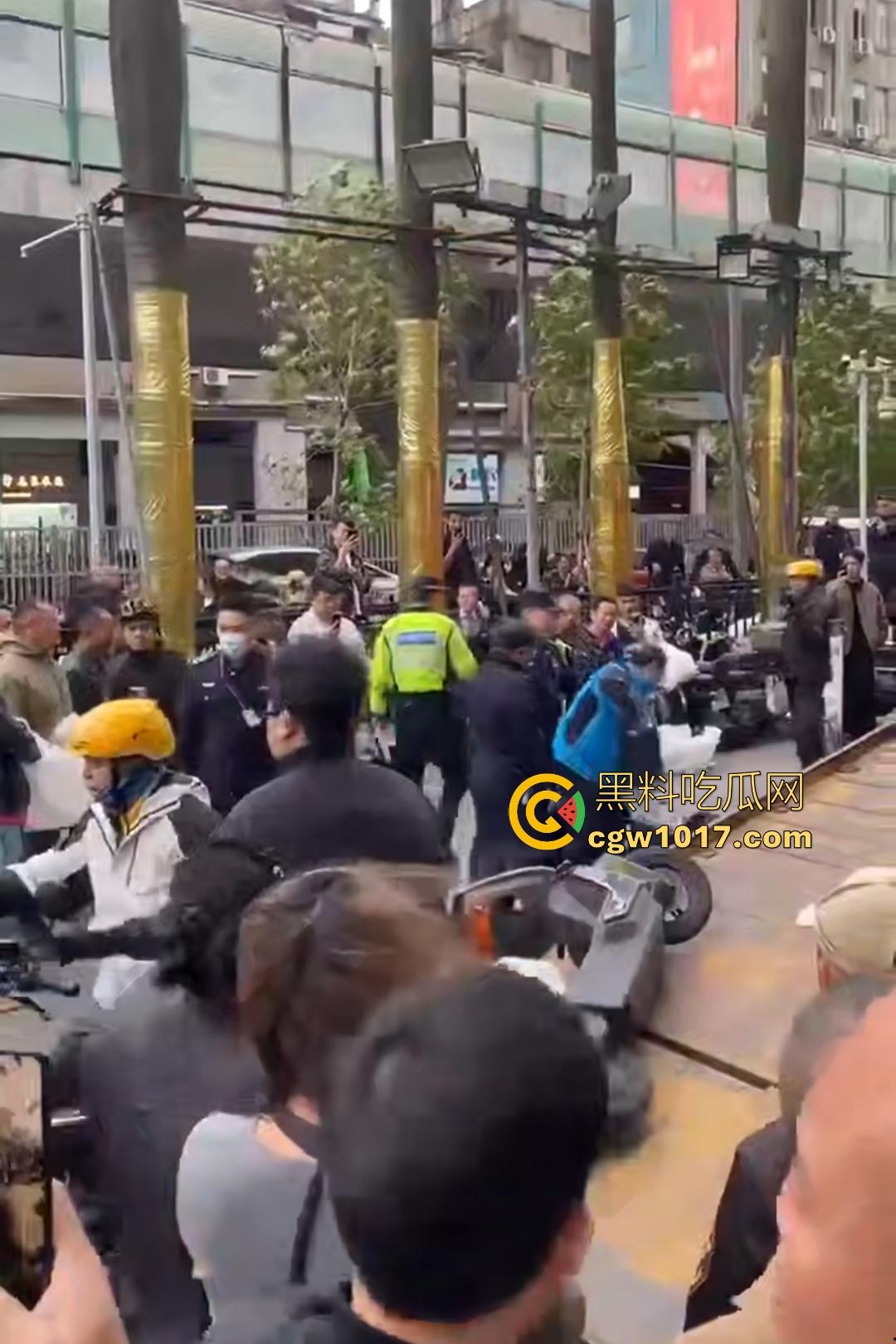 11月17日交警拖车引骑手强烈不满，外卖小哥怒砸电动车，多人拉扯互殴现场混乱，饿了么小哥直接吼警察！  第1张