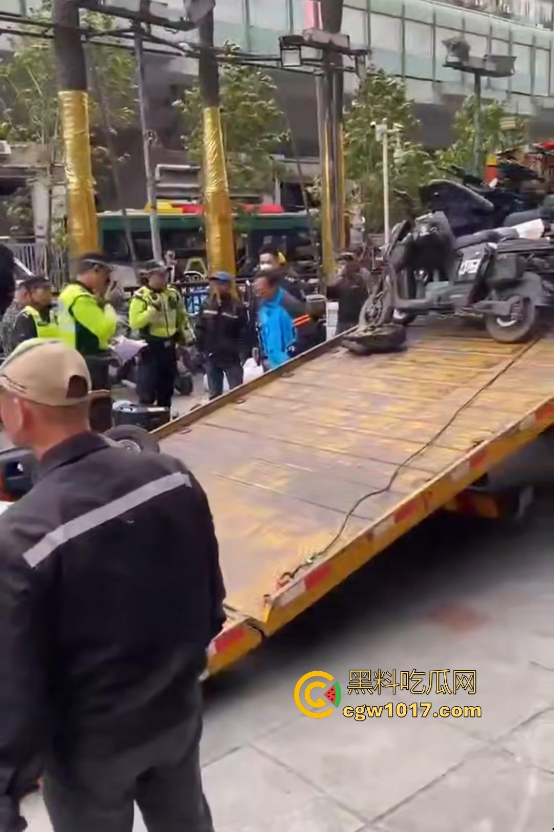 11月17日交警拖车引骑手强烈不满，外卖小哥怒砸电动车，多人拉扯互殴现场混乱，饿了么小哥直接吼警察！  第3张