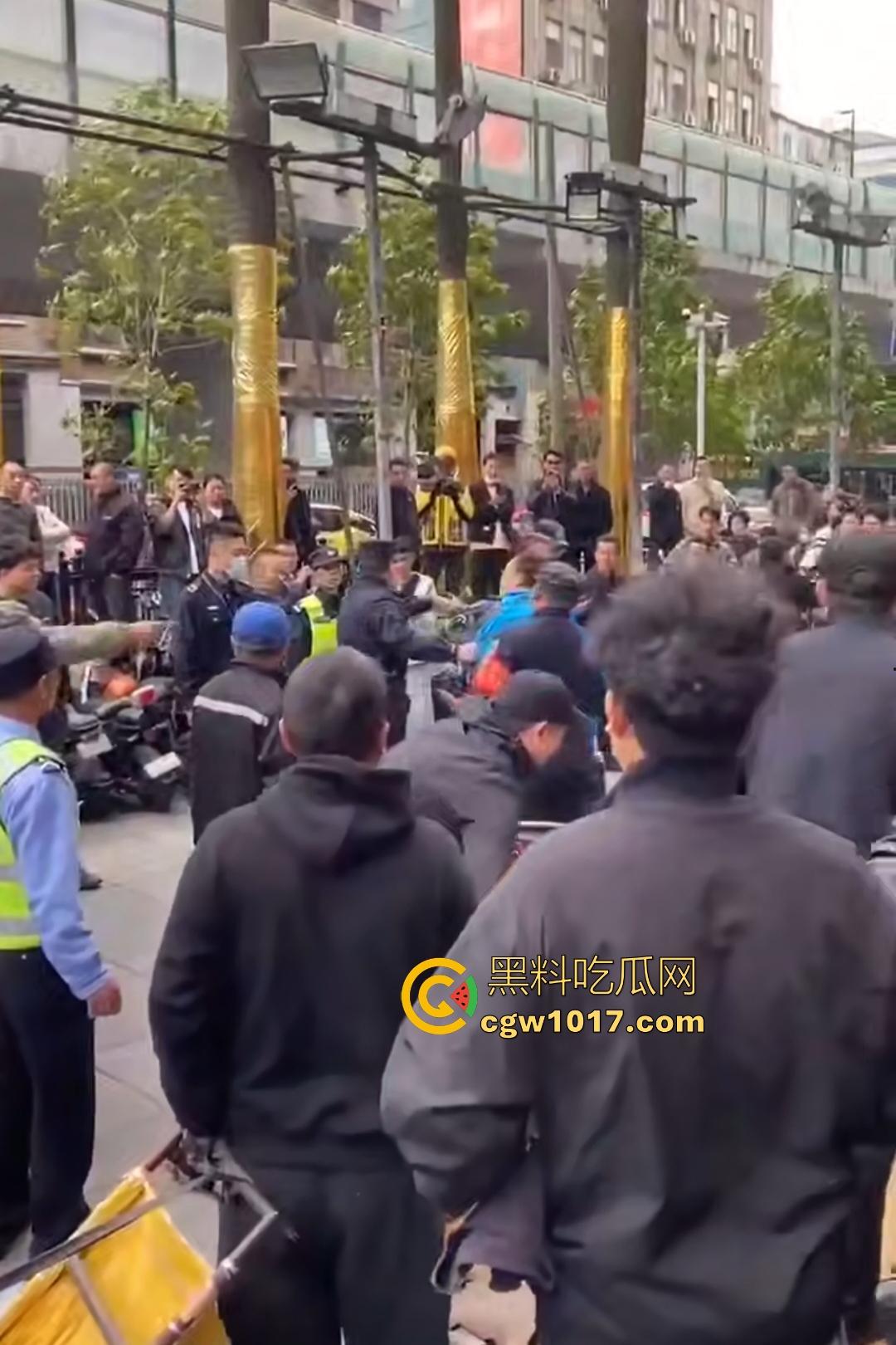 11月17日交警拖车引骑手强烈不满，外卖小哥怒砸电动车，多人拉扯互殴现场混乱，饿了么小哥直接吼警察！  第4张