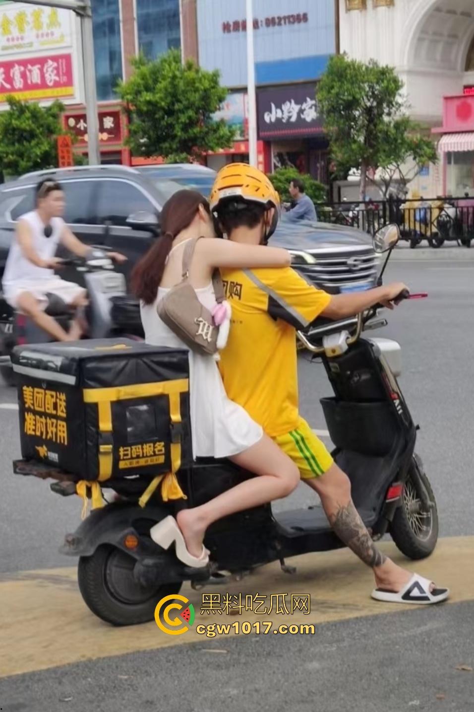 11月17日交警拖车引骑手强烈不满，外卖小哥怒砸电动车，多人拉扯互殴现场混乱，饿了么小哥直接吼警察！  第5张