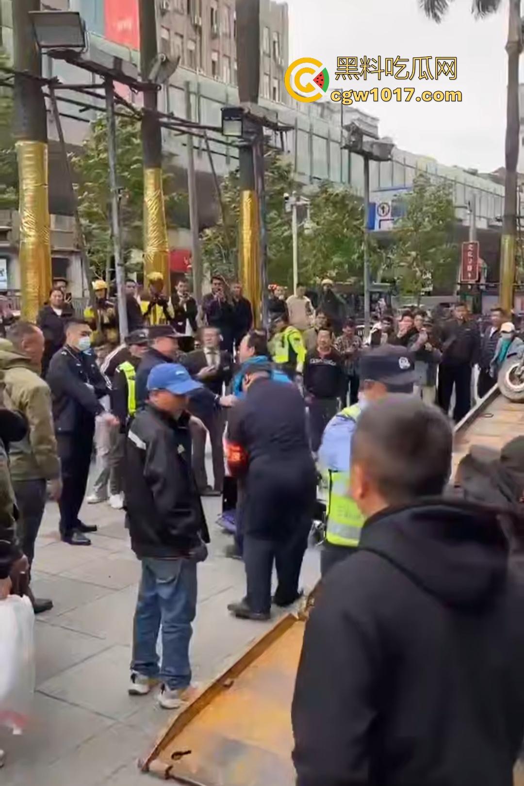 11月17日交警拖车引骑手强烈不满，外卖小哥怒砸电动车，多人拉扯互殴现场混乱，饿了么小哥直接吼警察！  第6张