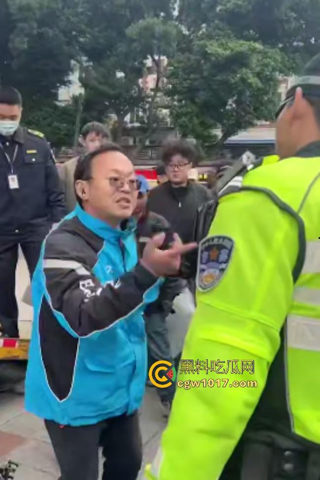 11月17日交警拖车引骑手强烈不满，外卖小哥怒砸电动车，多人拉扯互殴现场混乱，饿了么小哥直接吼警察！  第8张