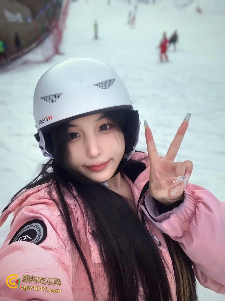 专约良家大神，今晚约炮甜美嫩妹，主动换上猫女郎情趣装，吊带黑丝高跟鞋，扶着美臀无套猛草高潮内射 ！  第2张