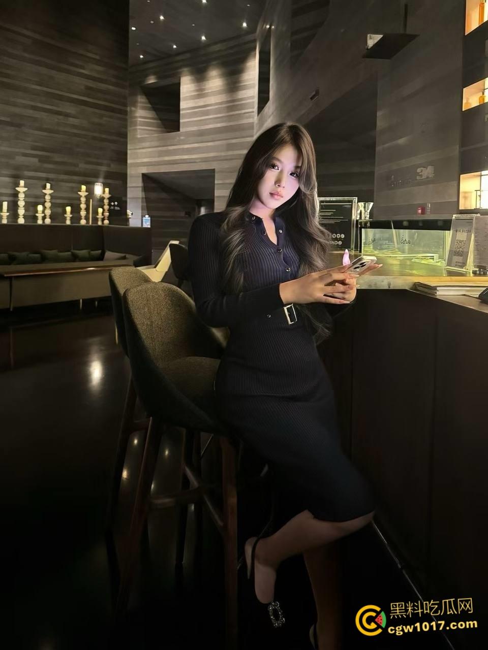 专约良家大神，今晚约炮甜美嫩妹，主动换上猫女郎情趣装，吊带黑丝高跟鞋，扶着美臀无套猛草高潮内射 ！  第3张