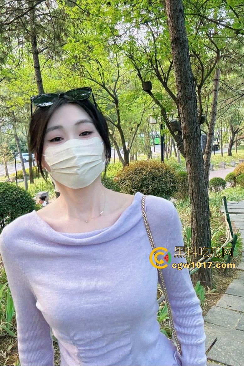 御姐【庞成慧】雨天户外披睡衣全裸，粉嫩爆乳骚穴对着镜头全脱光，后面车流不断，司机大哥看呆心想“别冷着了”！  第1张