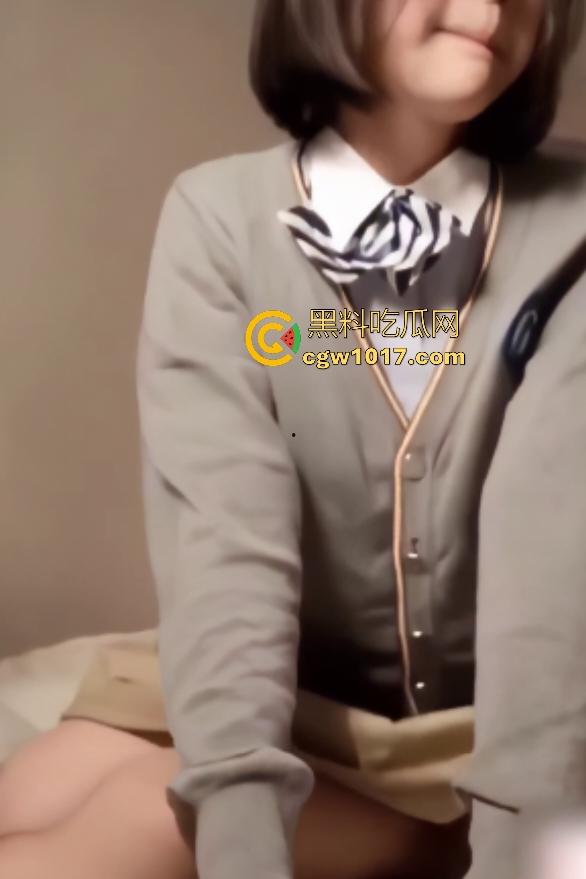 河南实验高中【付欣欣】被变态男友逼穿红灰校服，扣B痛到脸红，骑乘瞬间变脸淫叫，骚就要发泄！  第5张