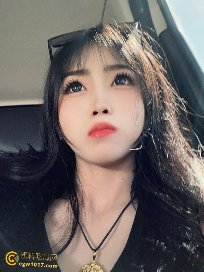 青海高颜值美女【张佳珍】，裸贷自慰视频曝光，牙刷手指轮番猛桶，无毛嫩穴淫水四溢，反差淫荡十足！  第1张