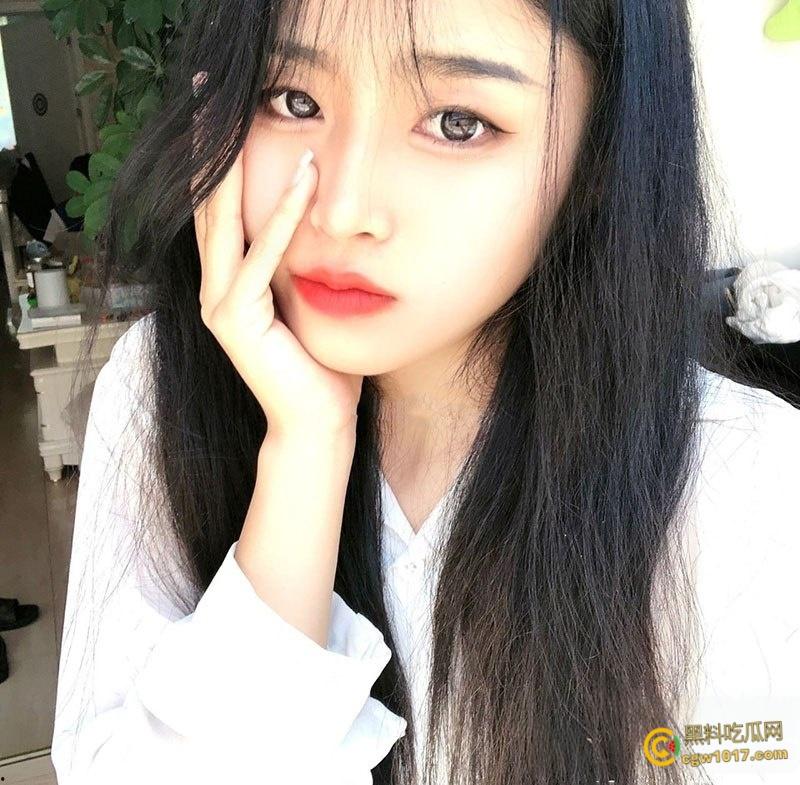 青海高颜值美女【张佳珍】，裸贷自慰视频曝光，牙刷手指轮番猛桶，无毛嫩穴淫水四溢，反差淫荡十足！  第3张