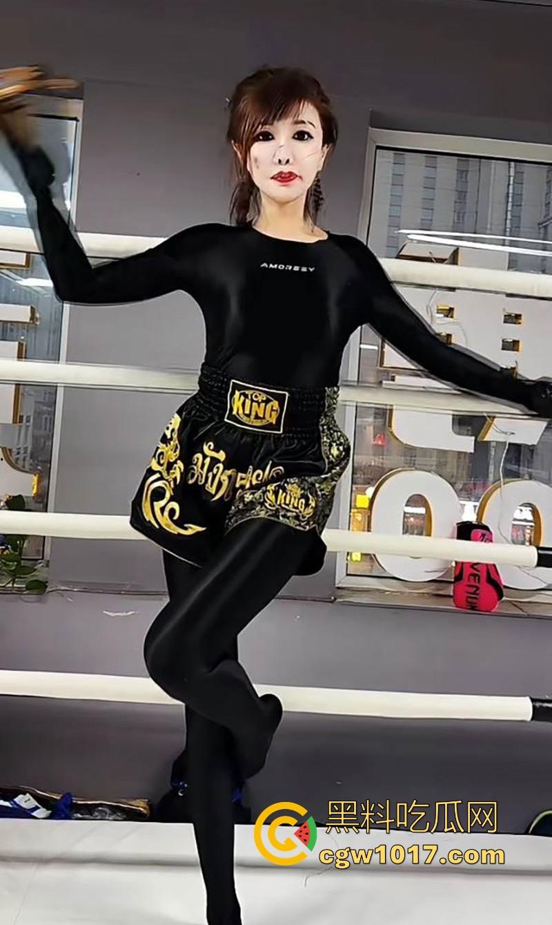 快手熟女网红【琨琨姐姐】裸聊视频曝光，气质人妻一对一裸聊，豹纹黑丝揉奶抠逼，极品熟女就是懂你！  第5张