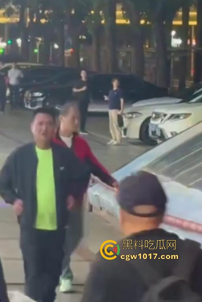 11月17日晚广东珠海拱北火车站突发持刀伤人事件，男子随机追砍路人多人受伤，保安联合警方制服嫌疑人！  第2张