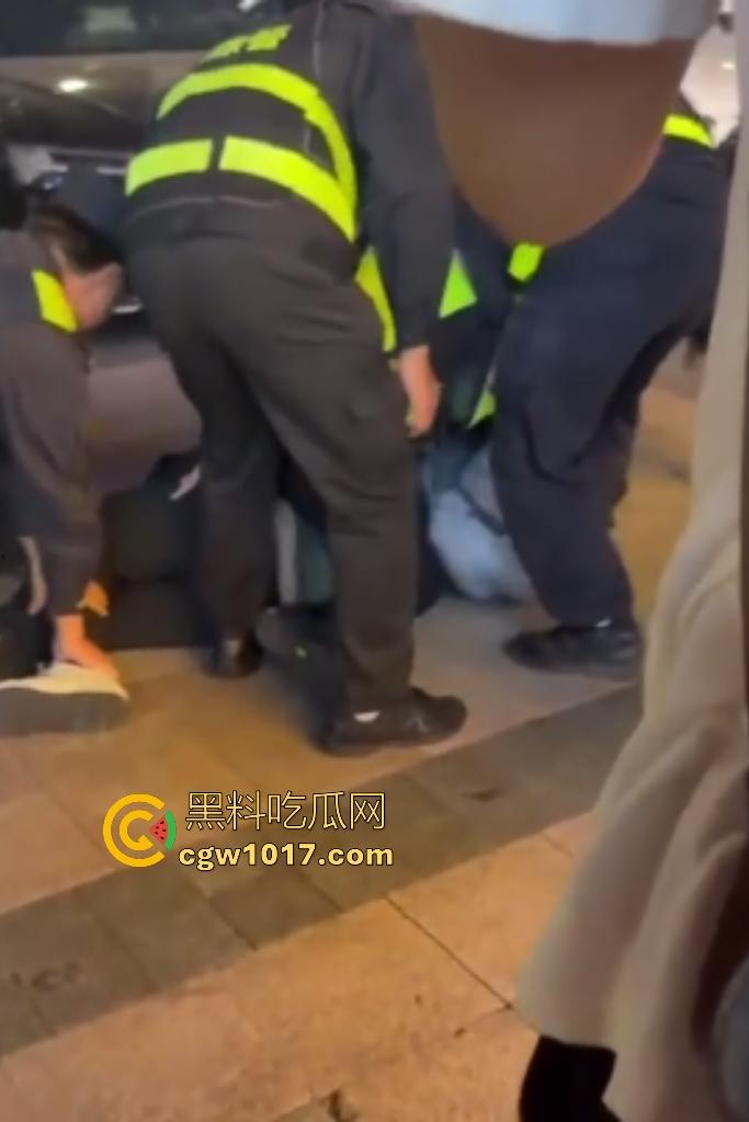 11月17日晚广东珠海拱北火车站突发持刀伤人事件，男子随机追砍路人多人受伤，保安联合警方制服嫌疑人！  第6张