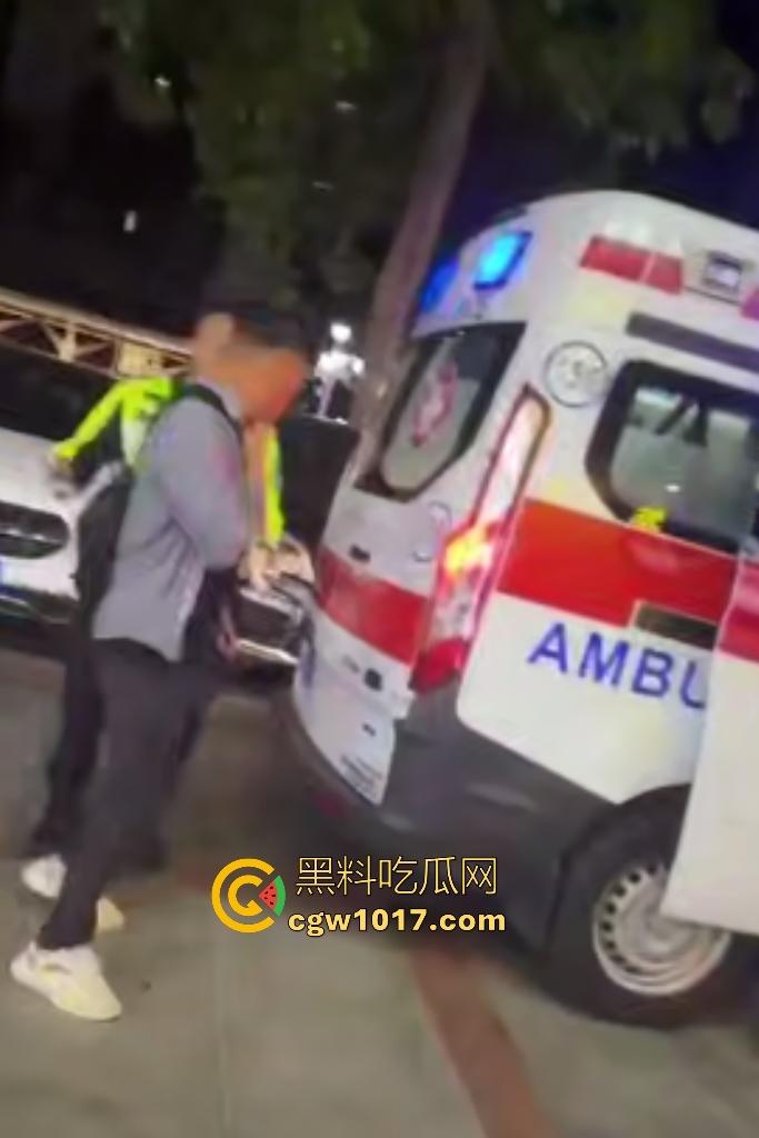 11月17日晚广东珠海拱北火车站突发持刀伤人事件，男子随机追砍路人多人受伤，保安联合警方制服嫌疑人！  第7张