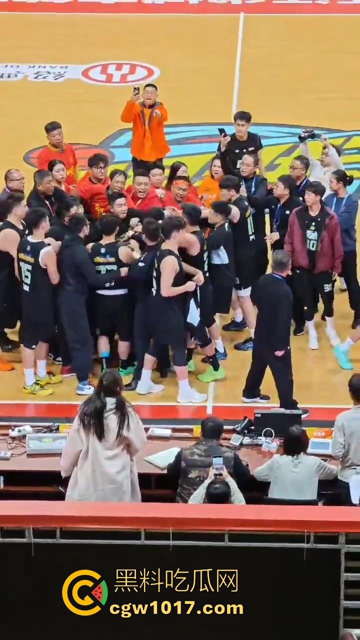 浙BA篮球联赛爆发大冲突！绍兴球队输不起，打完后还要打球员，真应了那句话，喝绍兴黄酒，打各地朋友！  第4张