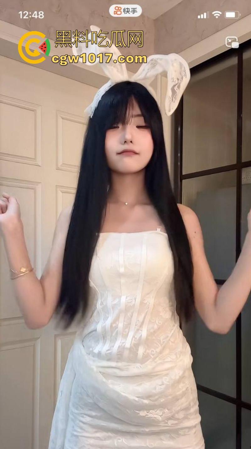 快手可爱网红【酱酱】榜一福利私拍流出，重金下的骚逼模样，吊带白丝紧裹美腿，扭腰摆臀骚舞，很诱惑！  第2张