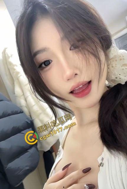 半夜闯入嫩艳小姨子房，不穿内裤赤裸诱惑，舌尖轻吻肉穴深处，脚踩鸡巴丝袜磨，饥渴肉体大胆索求！  第1张