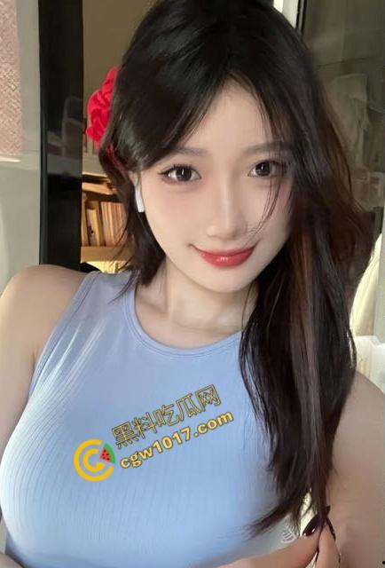 半夜闯入嫩艳小姨子房，不穿内裤赤裸诱惑，舌尖轻吻肉穴深处，脚踩鸡巴丝袜磨，饥渴肉体大胆索求！  第2张