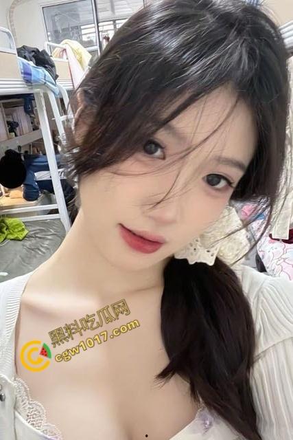 半夜闯入嫩艳小姨子房，不穿内裤赤裸诱惑，舌尖轻吻肉穴深处，脚踩鸡巴丝袜磨，饥渴肉体大胆索求！  第3张