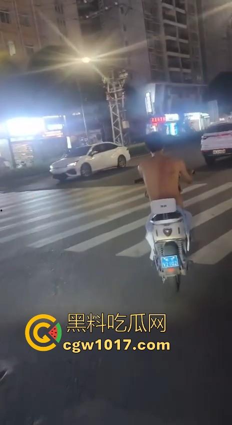 这难道又是主人的新任务吗？男子全身赤裸淡定开电瓶，横穿闹市区丝毫不慌，不是哥真这么猛啊！  第2张