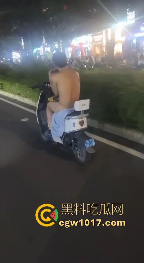 这难道又是主人的新任务吗？男子全身赤裸淡定开电瓶，横穿闹市区丝毫不慌，不是哥真这么猛啊！  第3张