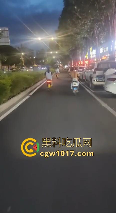 这难道又是主人的新任务吗？男子全身赤裸淡定开电瓶，横穿闹市区丝毫不慌，不是哥真这么猛啊！  第6张