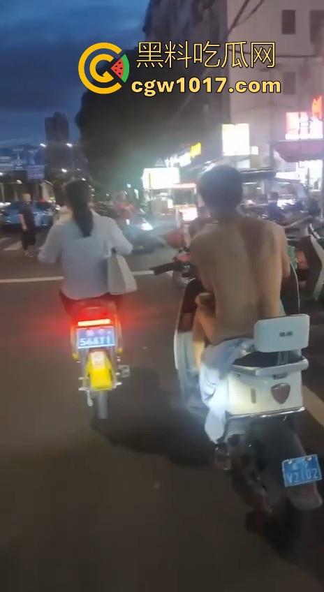 这难道又是主人的新任务吗？男子全身赤裸淡定开电瓶，横穿闹市区丝毫不慌，不是哥真这么猛啊！  第7张