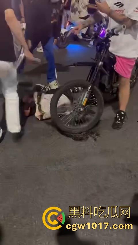 精神小伙街头围殴，骑着鬼火拿着铁棍上来抡，打得满身是学，年轻人打人真的没轻没重的！  第6张