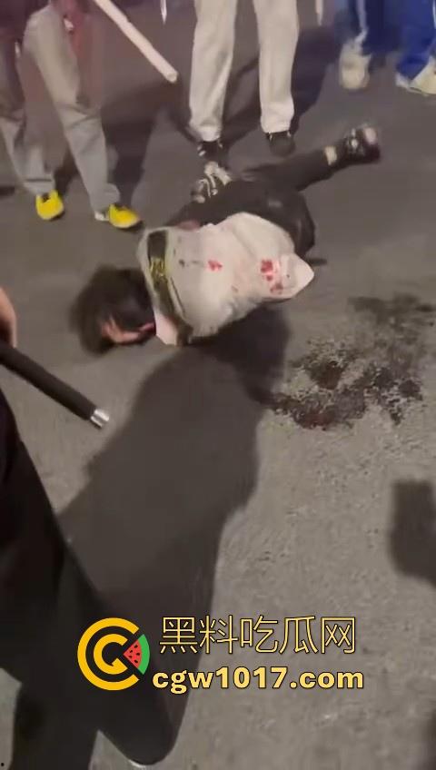 精神小伙街头围殴，骑着鬼火拿着铁棍上来抡，打得满身是学，年轻人打人真的没轻没重的！  第8张