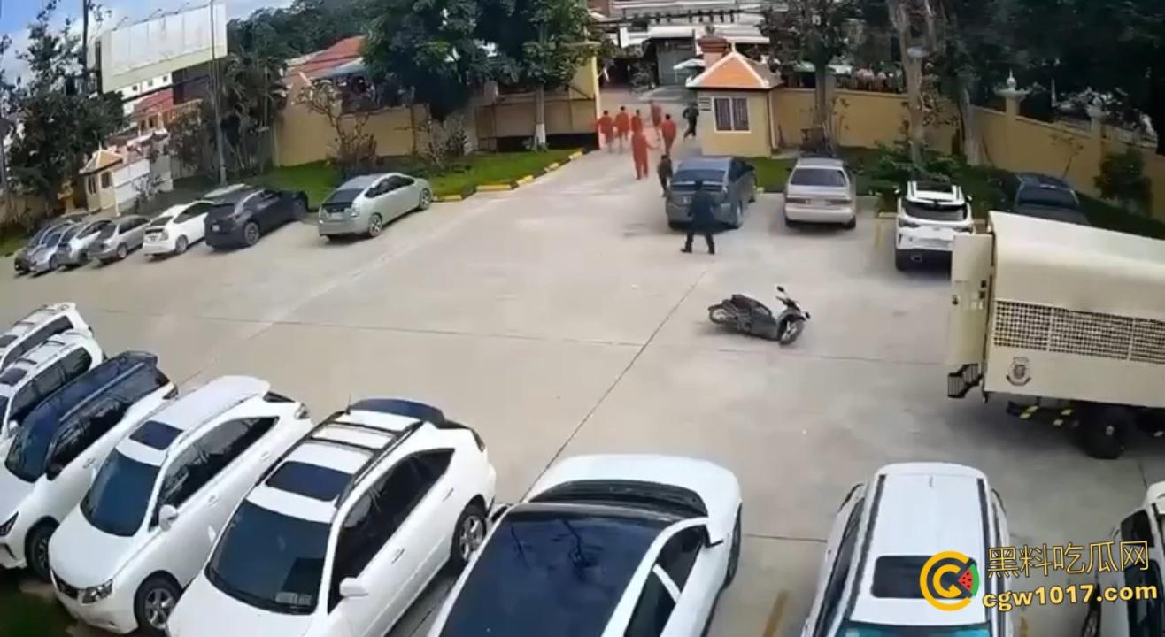 柬埔寨劫法场，黑衣大嫂一人一枪为爱冲锋，递枪救走6名同伴，现在每个大哥心中都有一个越南大嫂梦 ！  第2张