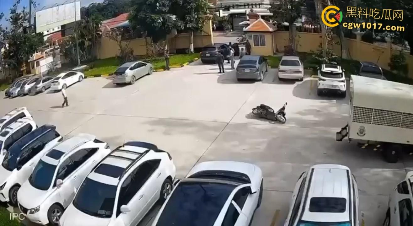 柬埔寨劫法场，黑衣大嫂一人一枪为爱冲锋，递枪救走6名同伴，现在每个大哥心中都有一个越南大嫂梦 ！  第3张