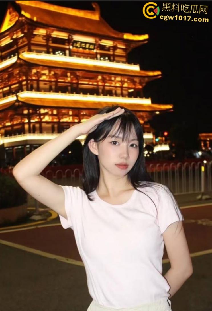 江苏盐城刚毕业幼师【明羽佳】，实习下班主动开房约男友做爱，足交对白超有意思，穿着粉色JK口交被颜射一脸 ！  第1张