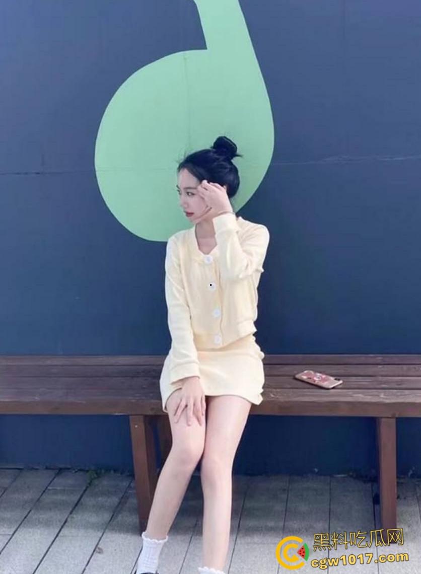 江苏盐城刚毕业幼师【明羽佳】，实习下班主动开房约男友做爱，足交对白超有意思，穿着粉色JK口交被颜射一脸 ！  第4张