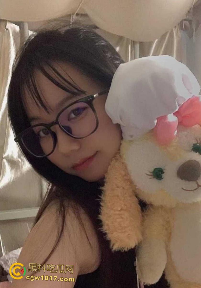 江苏盐城刚毕业幼师【明羽佳】，实习下班主动开房约男友做爱，足交对白超有意思，穿着粉色JK口交被颜射一脸 ！  第5张