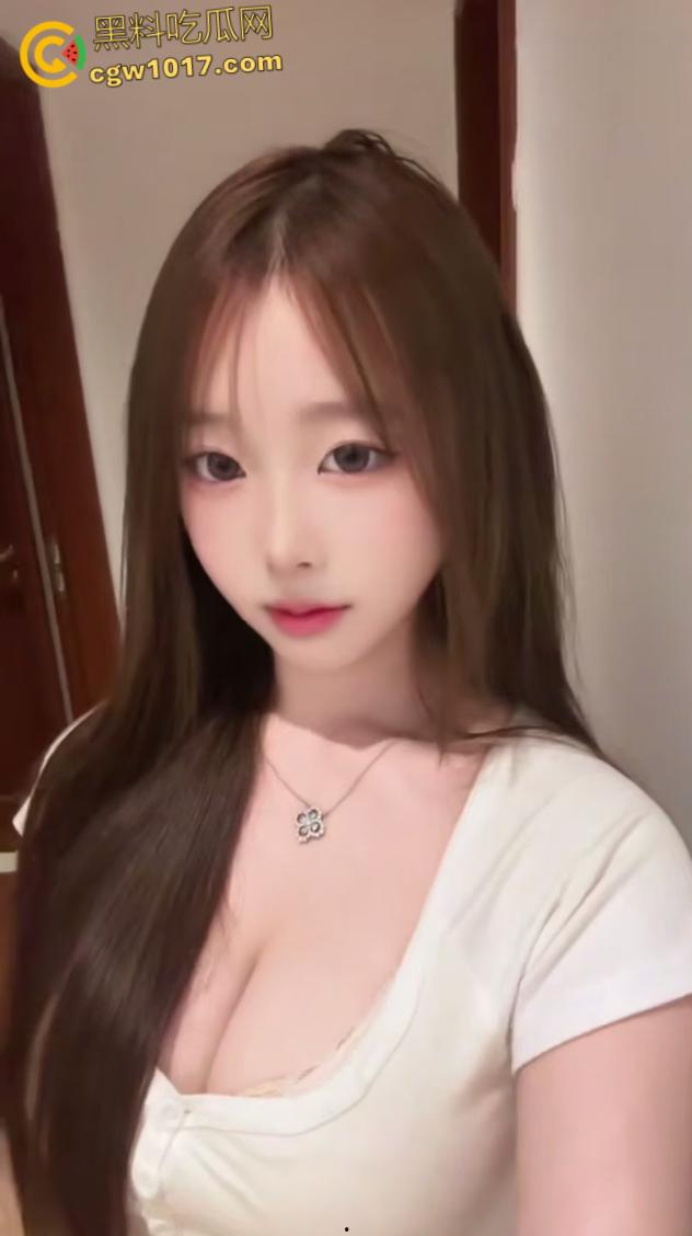 童颜巨乳的表妹来我家做客，刚喝完水就拉着我去开房，大奶子大屁股真是绝了，疯狂骑乘全射在巨乳上面 ！  第2张