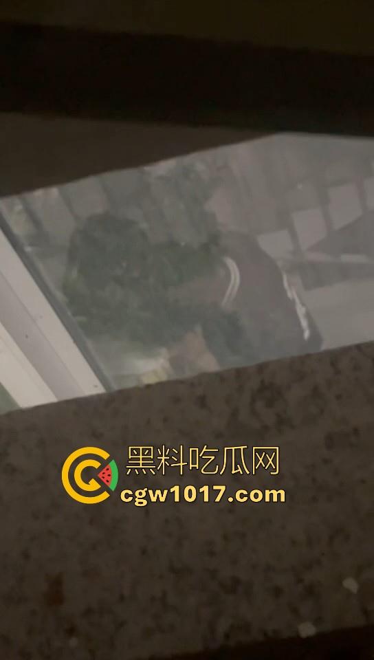 卫校不大创造神话！小情侣楼梯激情啪啪被偷拍！埋头苦干猛插女友，男女主被扒出，报告案发现场发现不明液体！  第7张