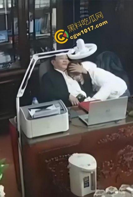 越南宁平海后校领导办公室淫乱大揭秘：校长与众美女狂野博弈！性爱视频曝光，校园内春光无限，道德沦丧！  第2张