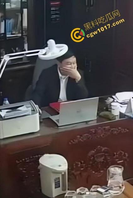 越南宁平海后校领导办公室淫乱大揭秘：校长与众美女狂野博弈！性爱视频曝光，校园内春光无限，道德沦丧！  第3张