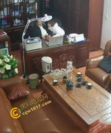 越南宁平海后校领导办公室淫乱大揭秘：校长与众美女狂野博弈！性爱视频曝光，校园内春光无限，道德沦丧！  第5张