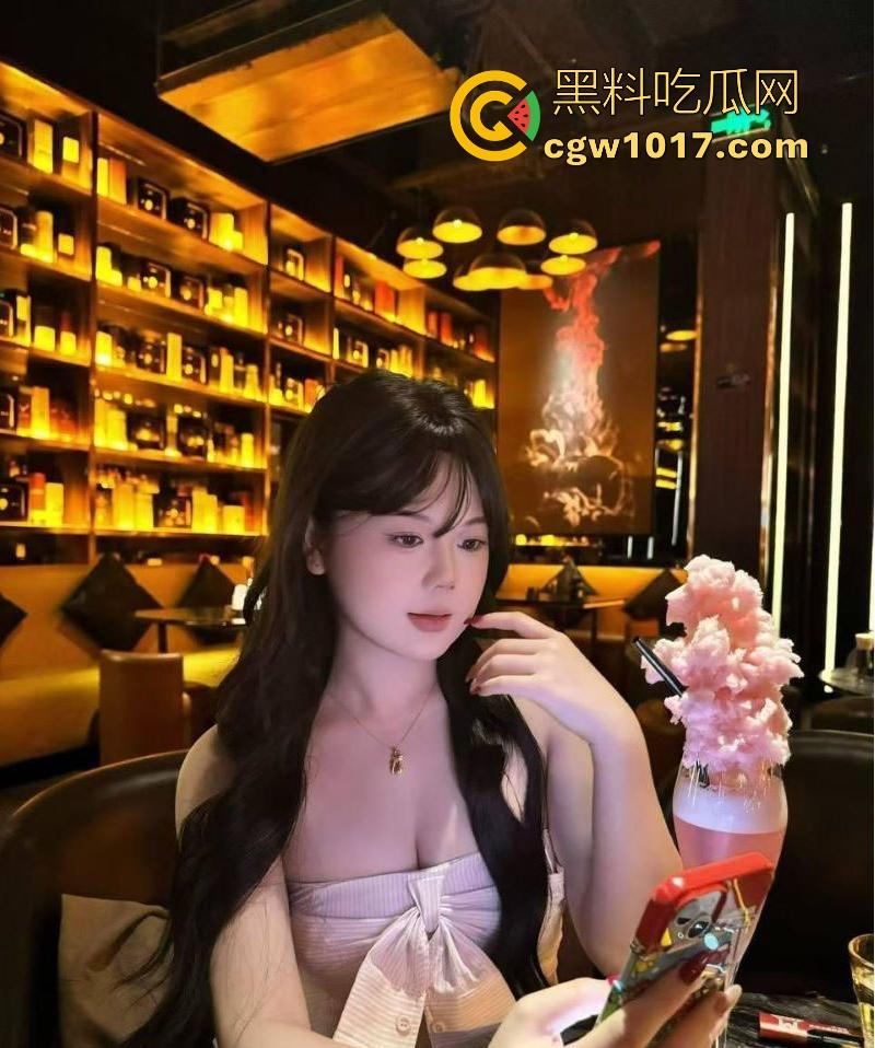 积目约炮湖南超骚小母狗，逼痒难耐寻求爸爸调教，刚到酒店就裸聊扣骚穴勾引，这不操他真是天理难容啊！  第2张