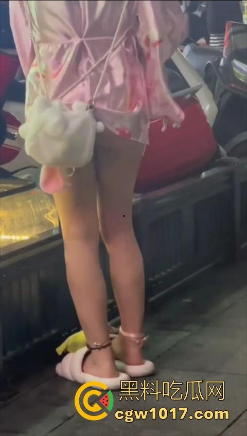 街头偶遇骚逼母狗执行主人的户外任务！齐逼短裙配透明小尾巴内裤，街头大胆露出，小骚逼玩刺激的是吧！  第3张