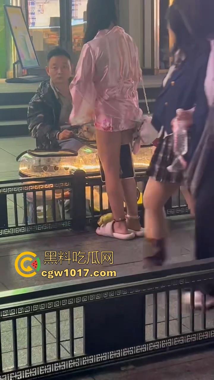 街头偶遇骚逼母狗执行主人的户外任务！齐逼短裙配透明小尾巴内裤，街头大胆露出，小骚逼玩刺激的是吧！  第6张