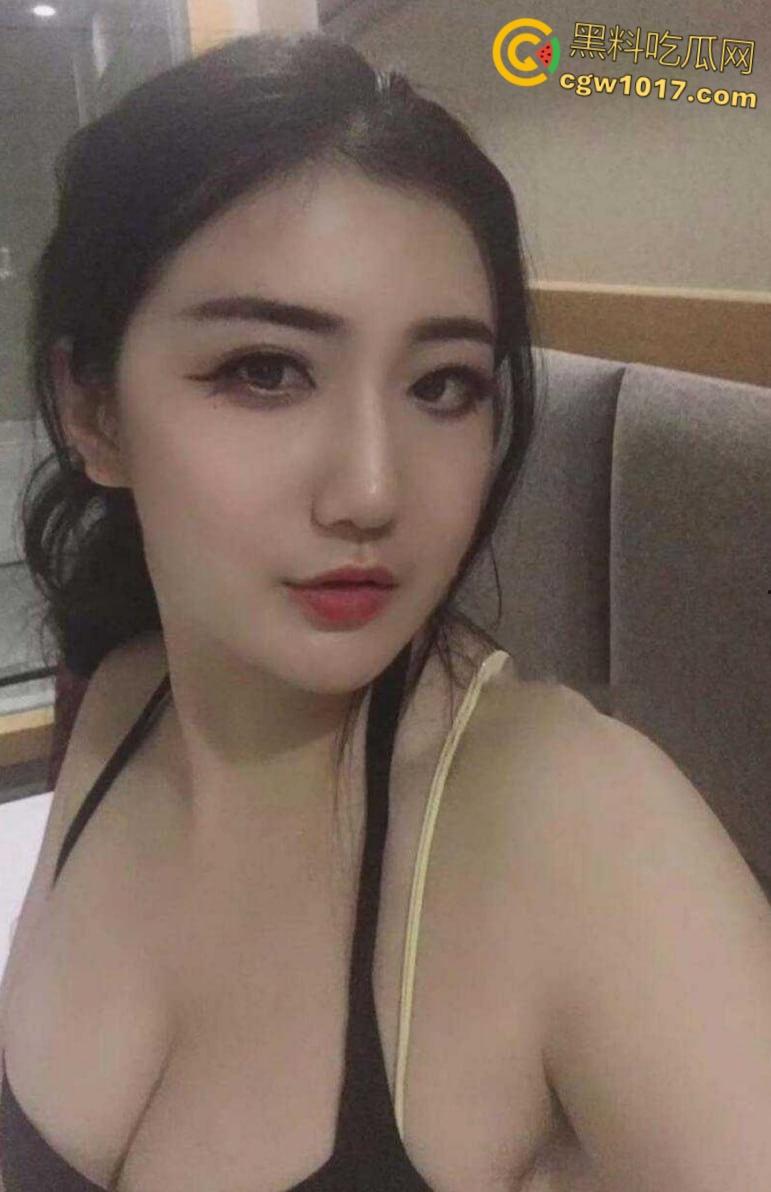 成都会计少妇【王敏洁】，反差眼镜婊下班玩露出打野战，巨乳翘臀穿着包臀裙，在会议室给上司口交 ！  第1张