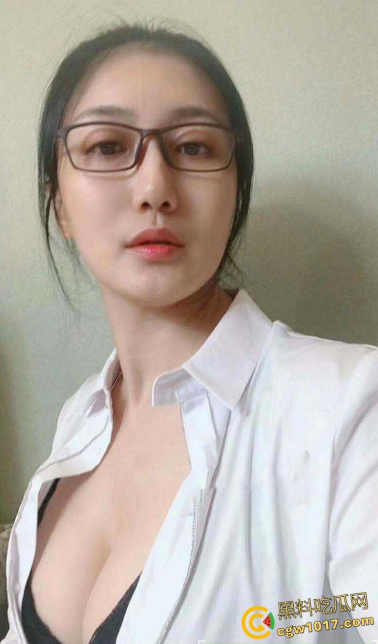 成都会计少妇【王敏洁】，反差眼镜婊下班玩露出打野战，巨乳翘臀穿着包臀裙，在会议室给上司口交 ！  第2张