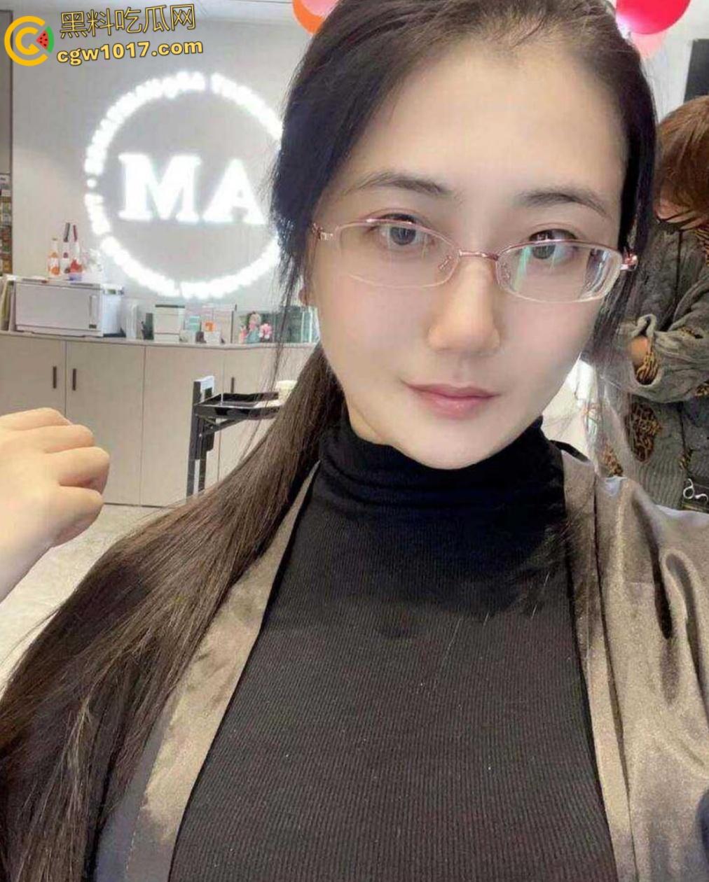 成都会计少妇【王敏洁】，反差眼镜婊下班玩露出打野战，巨乳翘臀穿着包臀裙，在会议室给上司口交 ！  第4张