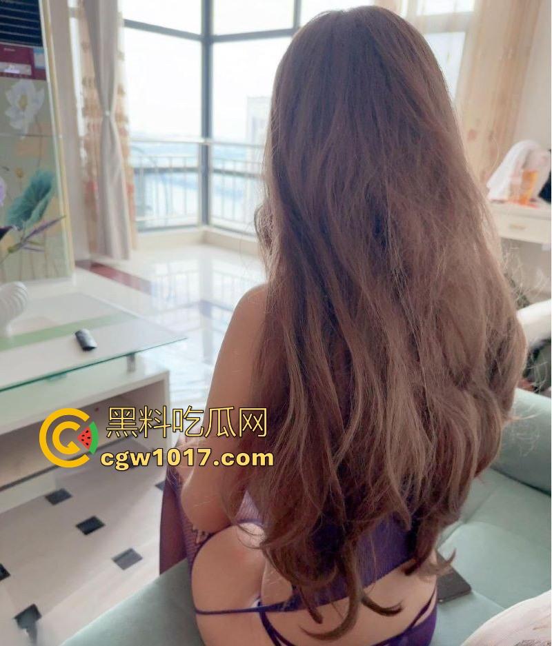 顶级肥臀尤物，紫色吊带丝袜姐姐的性感诱惑！沙发上无套猛插，女上骑乘狂摇，精液喷溅狂泄！  第1张