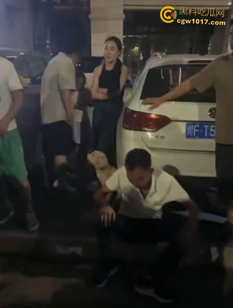 大快人心！眉山市变态每天给小妹妹转二十块钱，时机成熟约小妹妹到线下，被女孩爸爸发现后围堵爆揍！  第4张