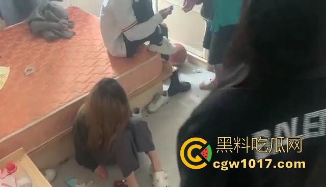 广西精神小妹霸凌现场，召集黄毛男友上门围殴殴打不听话小妹，男女混打女的打累男的上，下手真狠啊！  第7张