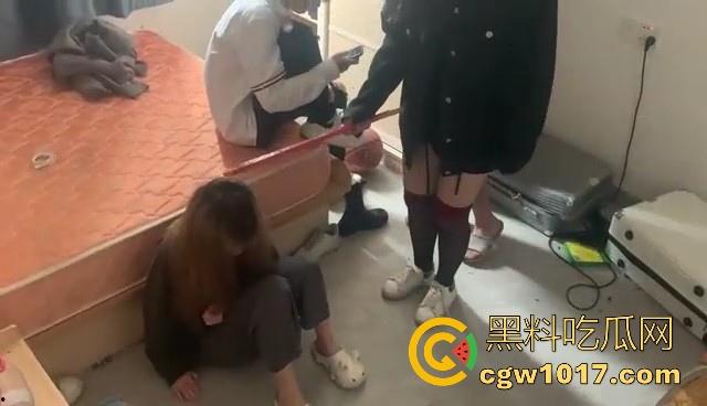 广西精神小妹霸凌现场，召集黄毛男友上门围殴殴打不听话小妹，男女混打女的打累男的上，下手真狠啊！  第8张