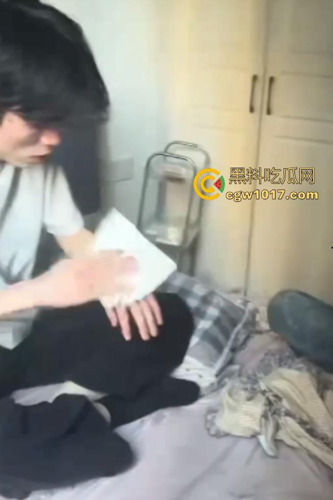 精神小伙睡兄弟对象抓奸现场挨打！偷情女友竟还用剪刀威胁男友，兄弟们气不过直接打小三嘴角出血！  第4张